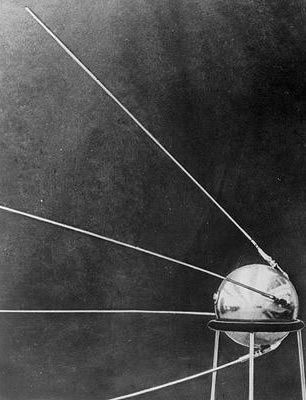 4-10-1957 Liên Xô đã phóng thành công vệ tinh nhân tạo Sputnik 1 vào quỹ đạo Trái đất